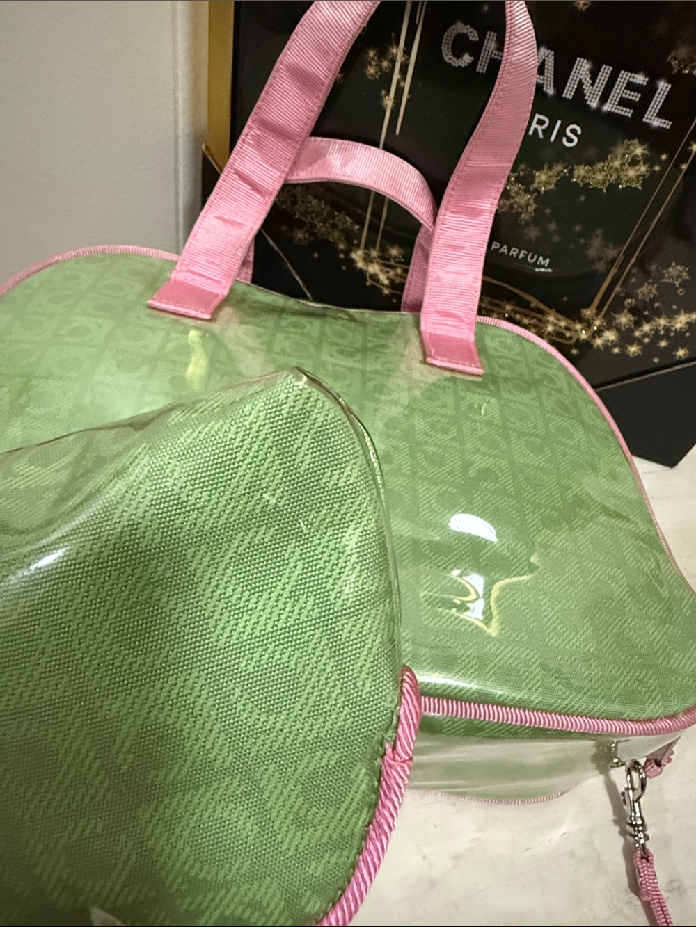Liz Claiborne Green and Pink Cosmetic Tote with Matching Wristlet - Picture 8 of 10
